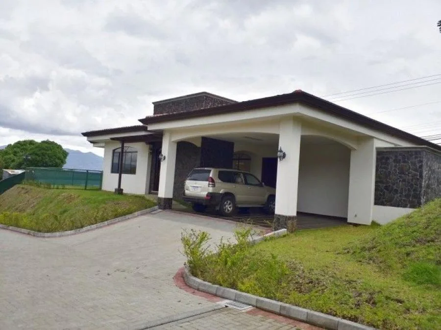 Casa En Venta En San Isidro Heredia Costa Rica, 4 Hab. ; Idi: 107384 - Venta en San Isidro