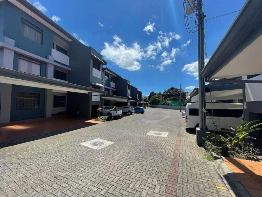 Venta de Apartamento en Zapote, San José. RAH 24-592 - Venta en Zapote