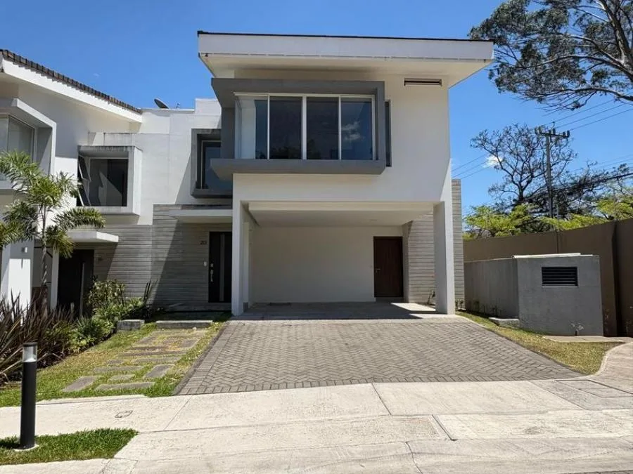 Venta de casa Escazú en condominio Adjudicado Banco Oportunidad - Venta en Escazú