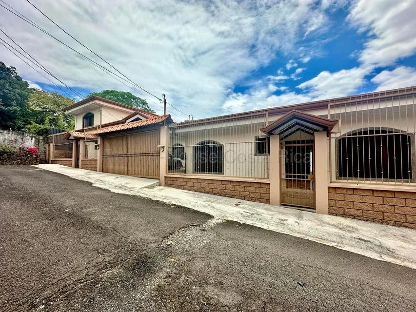 Venta de 2 Casas en San José de Alajuela. RAH 26-1800 - Venta en Alajuela