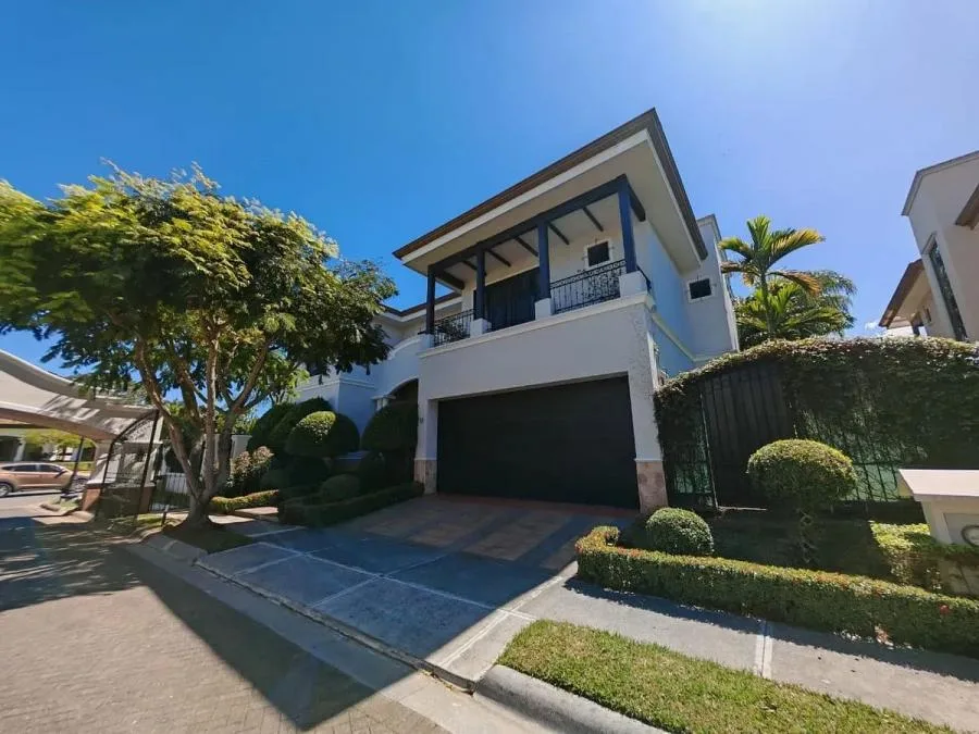 Venta de casa de lujo en complejo Hacienda Del Sol, Santa Ana $820,000 #VB5685 - Venta en Santa Ana