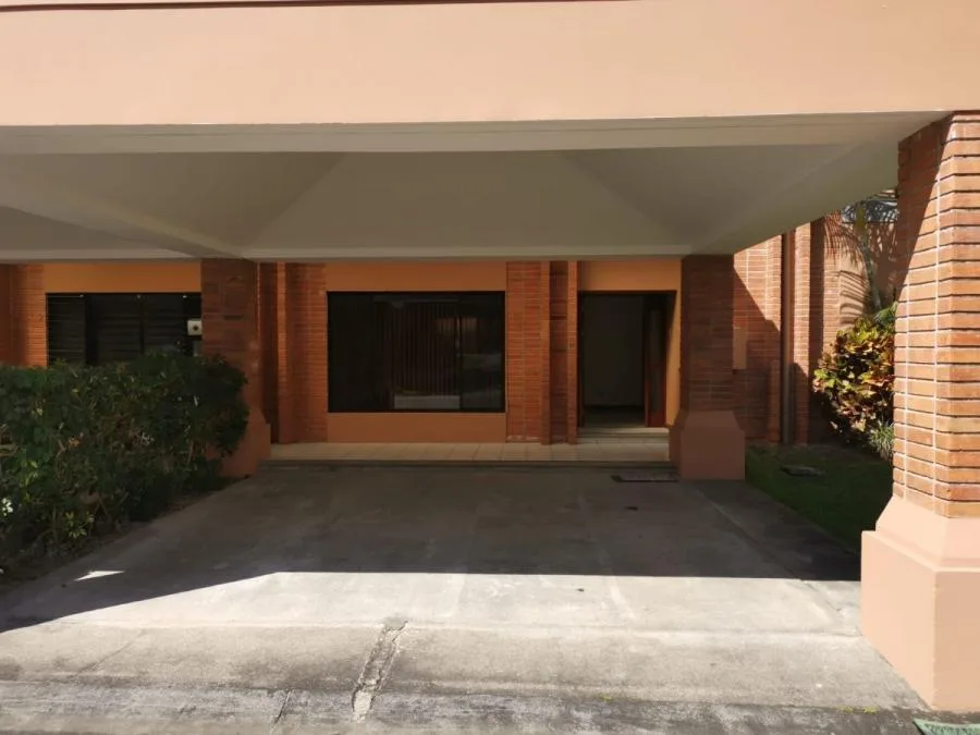 MS25-1275    Hermosa casa bien iluminada en condominio para su entera seguridad - Venta en Escazú