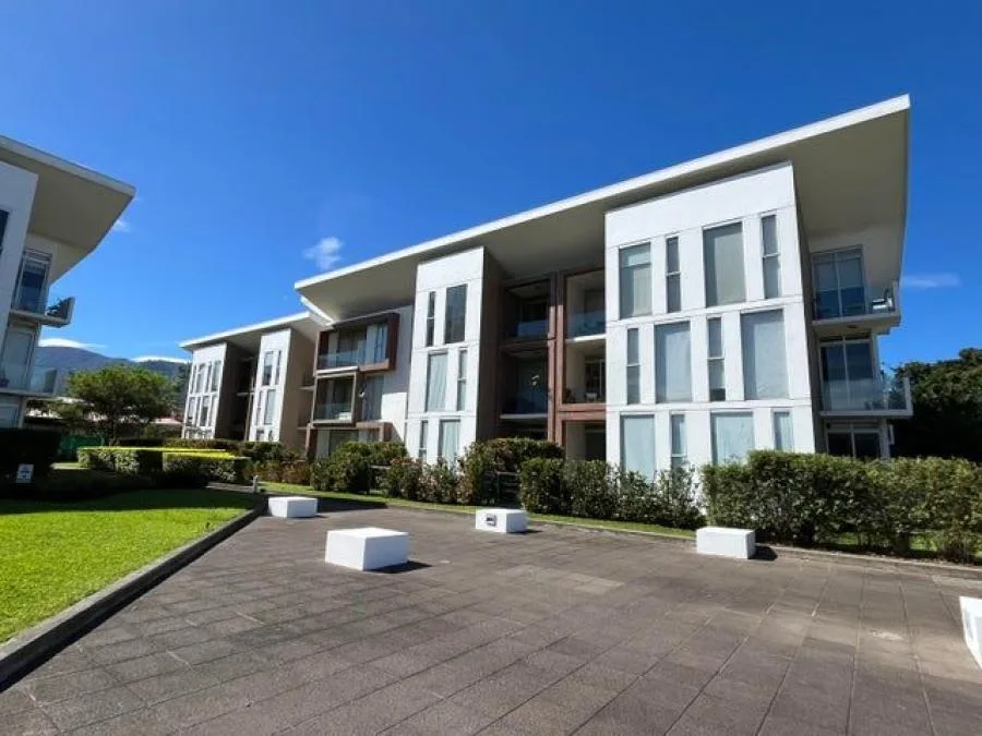Vendo en Santa Ana, en exclusivo Condominio con amenidades de primer nivel: piscina, gym, play infantil y áreas verdes.Consta de 2 hab. la principal con amplio balcón, walk-in closet ...