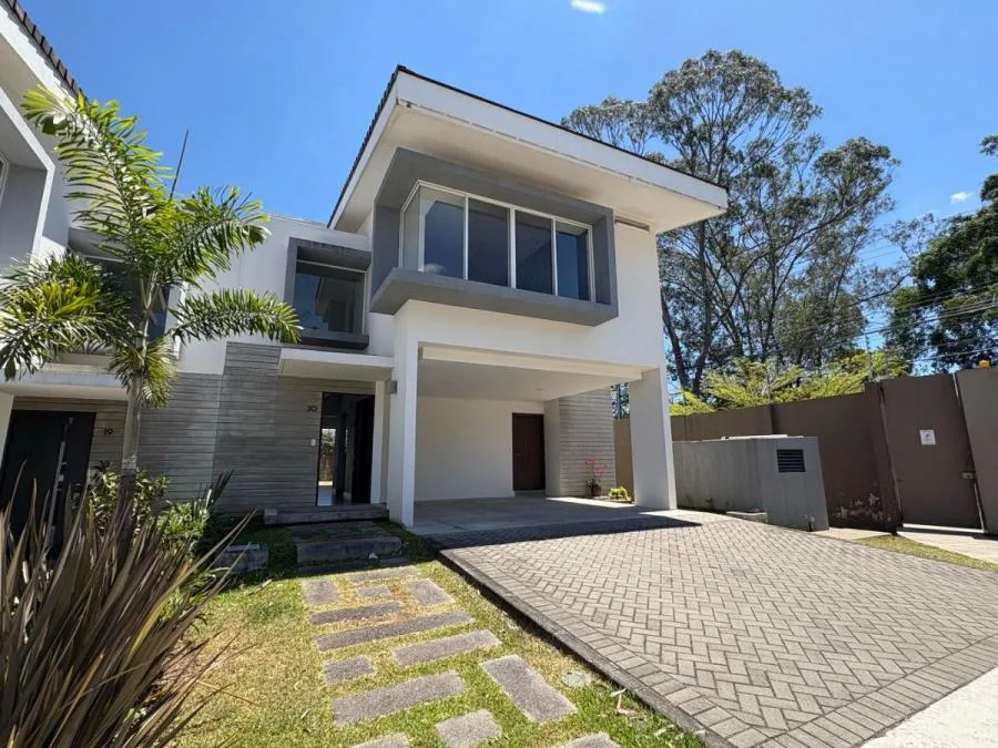 Venta de Casa en remate bancario en Escazú. - Venta en Escazú