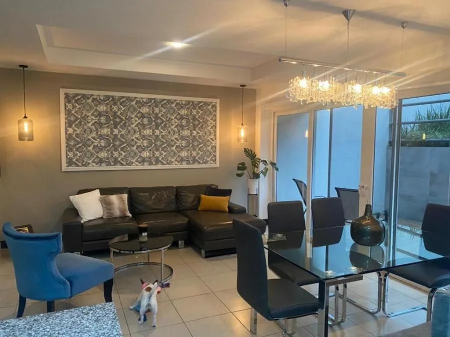 Casa en Venta de tres Niveles en San Jose, Escazu  - Venta en Escazú