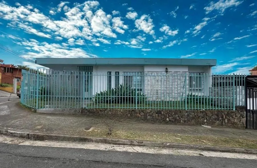 Venta de casa en Moravia, Urbanización La Ladrillera, un nivel con amplias zonas verdes  - Venta en Moravia