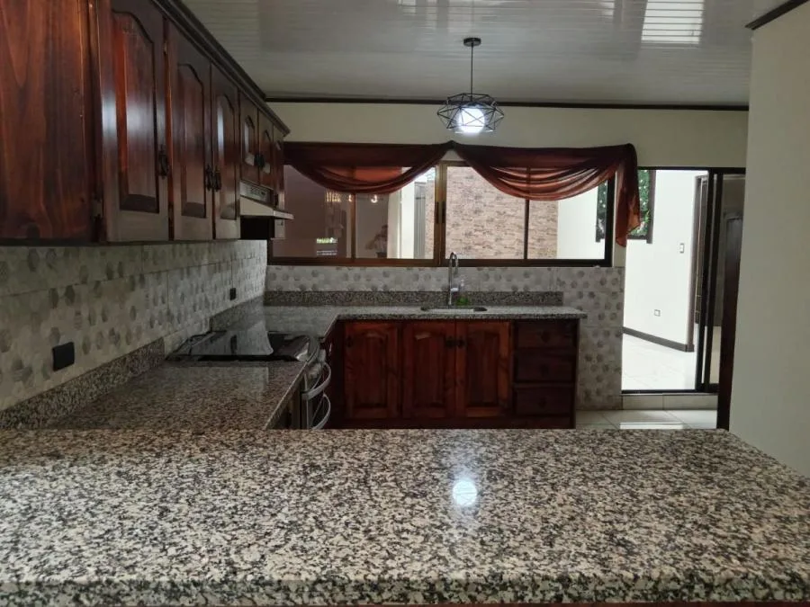 Hermosa casa en Tibas podria ser Suya! - Venta en Tibás