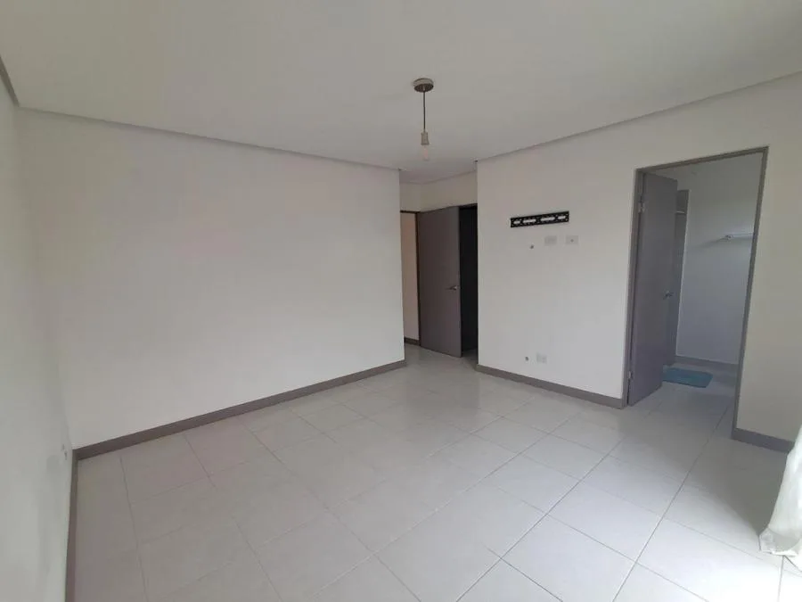 Alquilo casa en Condominio Hacienda Lincoln santo Domingo Heredia - Alquiler / Renta en Santo Domingo — photo 4
