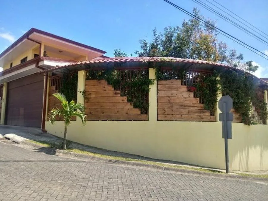 Casa esquinera con amplia area verde en condominio ubicado en El Carmen de Guadalupe RAH 231304 - Venta en Goicoechea