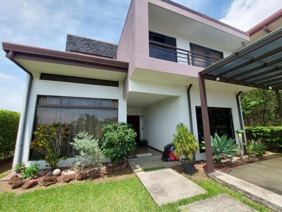 Casa amplia con patio y excelente ubicación en Barrio San Luis Alajuela #26-1529 GS - Venta en Alajuela