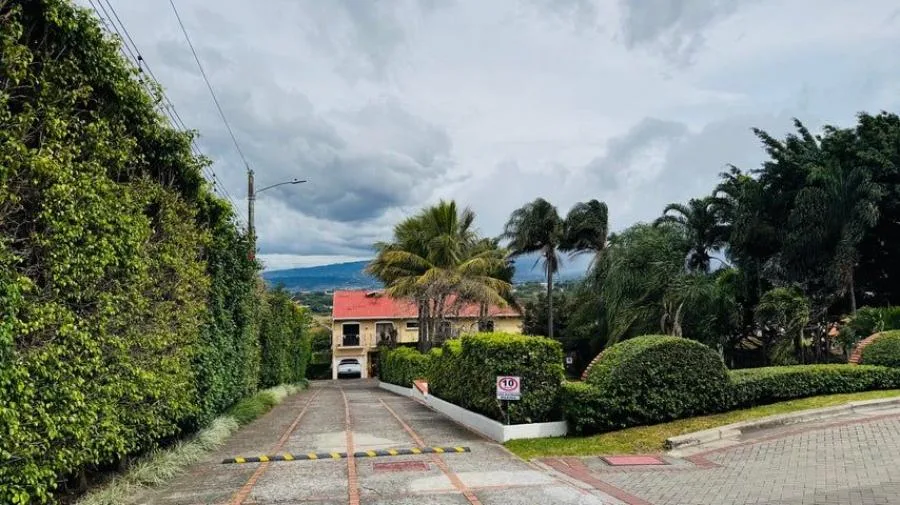 Venta de Casa en San Rafael de Escazú. RAH 26-1085 - Venta en Escazú