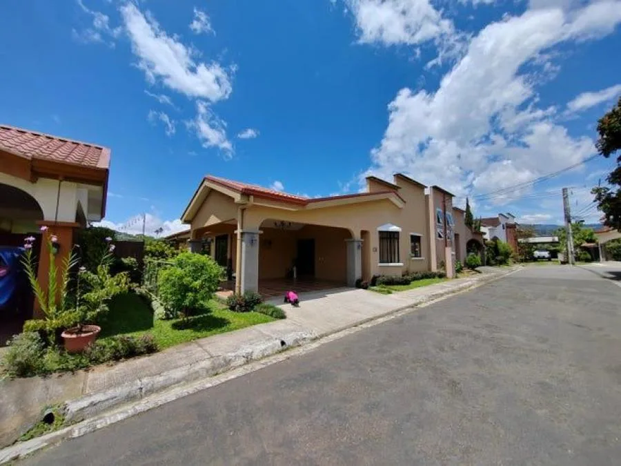 Venta de Casa en Granadilla, San José. RAH 25-251 - Venta en Curridabat