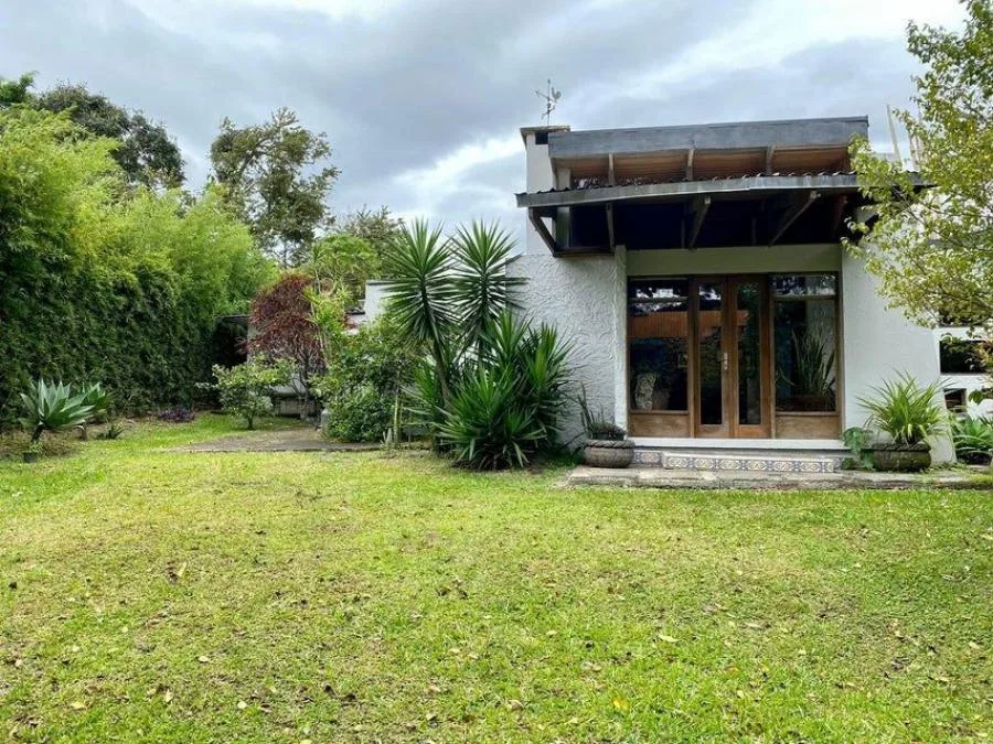 Preciosa y acogedora casa en uno de los residenciales mas elegantes de  Escazú. RAH 23-2271 - Venta en Escazú