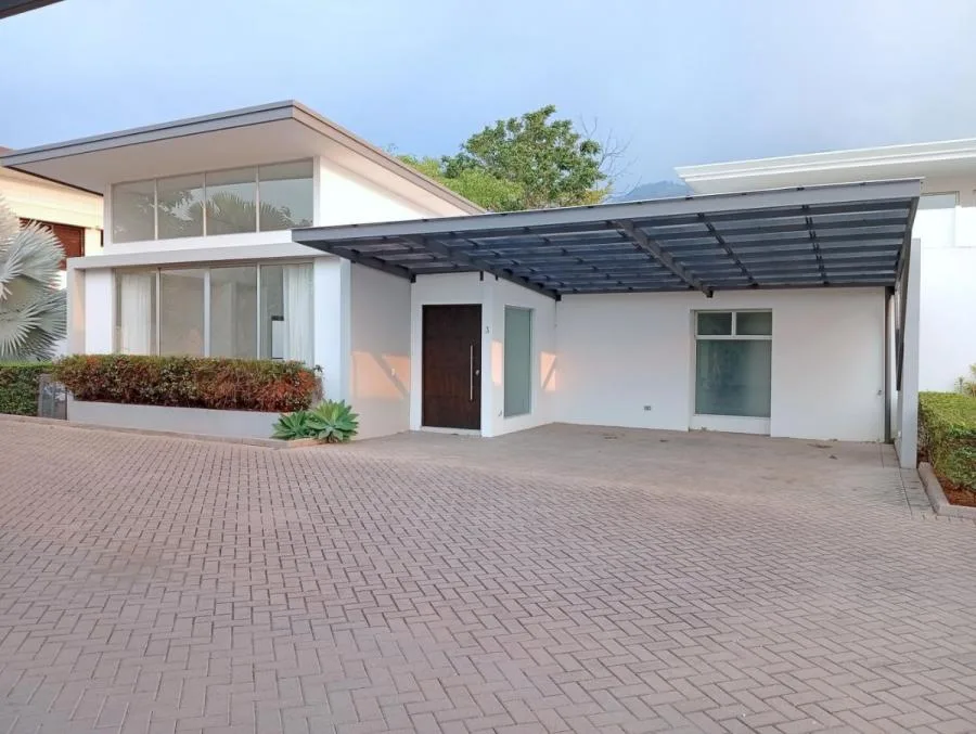 Alquiler de Casa en Piedades de Santa Ana. - Alquiler / Renta en Santa Ana