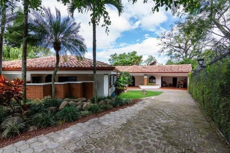 Venta de Casa en Escazú, San José. RAH 25-1011 - Venta en Escazú