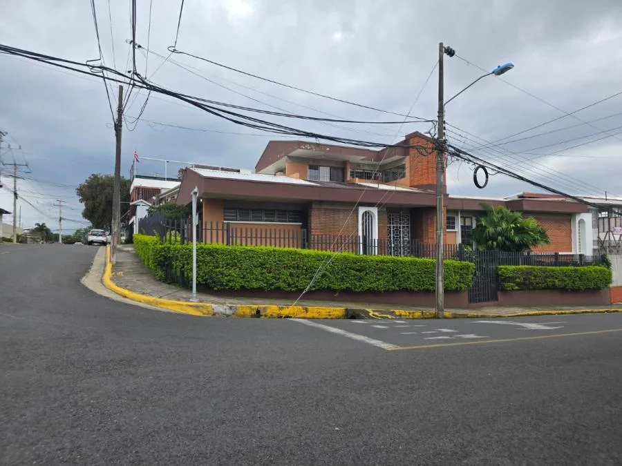 VENTA DE CASA ESQUINERA, AMPLIA EN HEREDIA CENTRO - Venta en Heredia