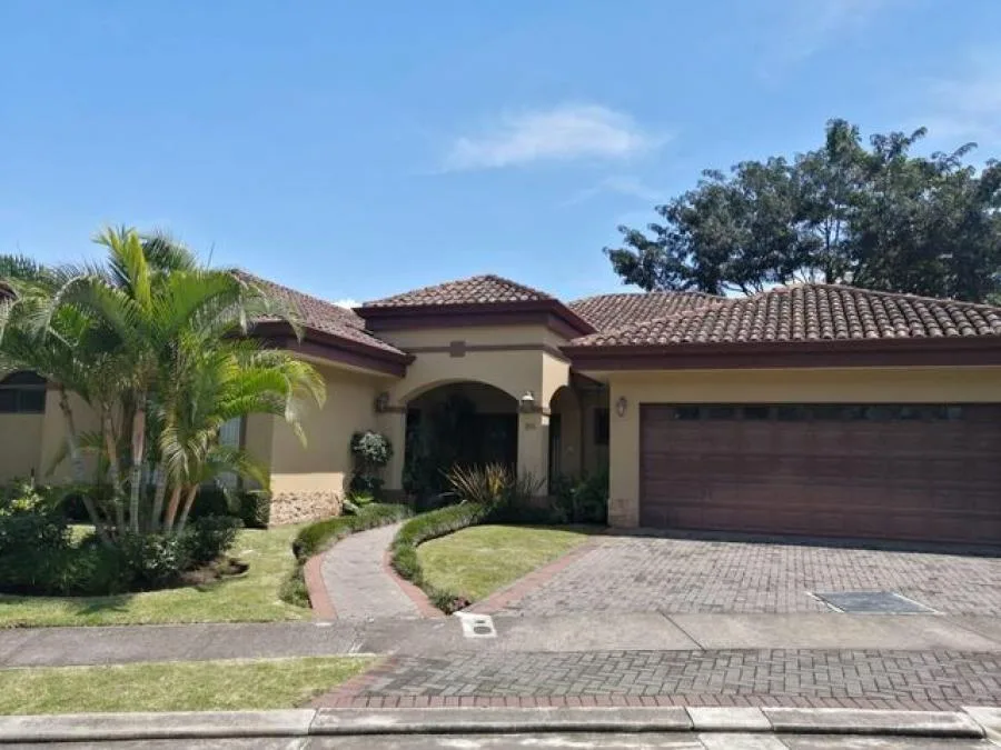 Venta de casa en Piedades de Santa Ana - Venta en Santa Ana