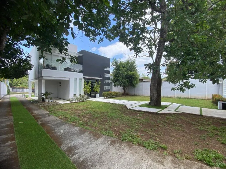 Venta de Casa estilo contemporaneo en lote de 1410 m2 en Orotina MGA - Venta en Orotina