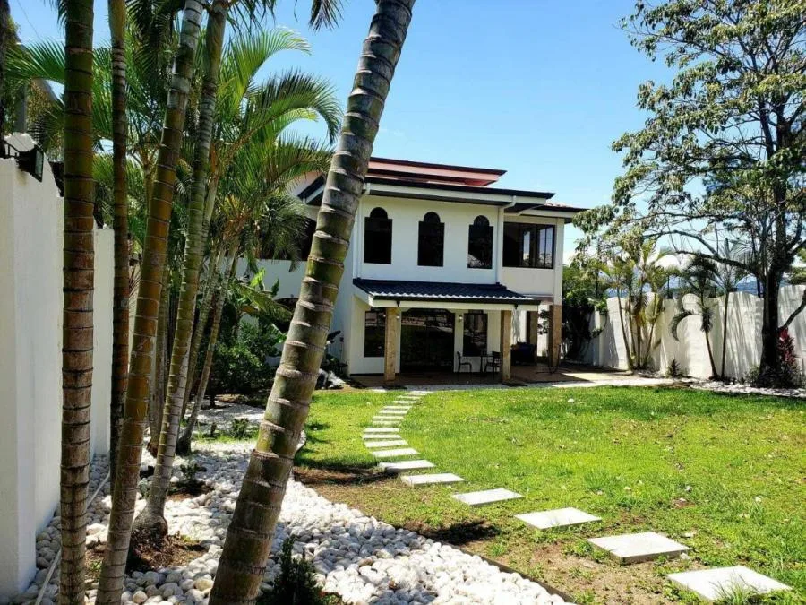 Venta de casa en lote de 1013 m2 en Santa Ana Piedades  - Venta en Santa Ana