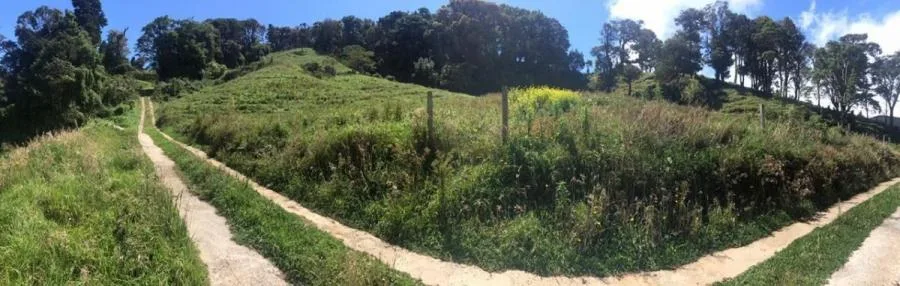 Venta casa esquinera con jardín y cochera techada, cerca de zonas francas #26-1819 GS - Venta en Alajuela