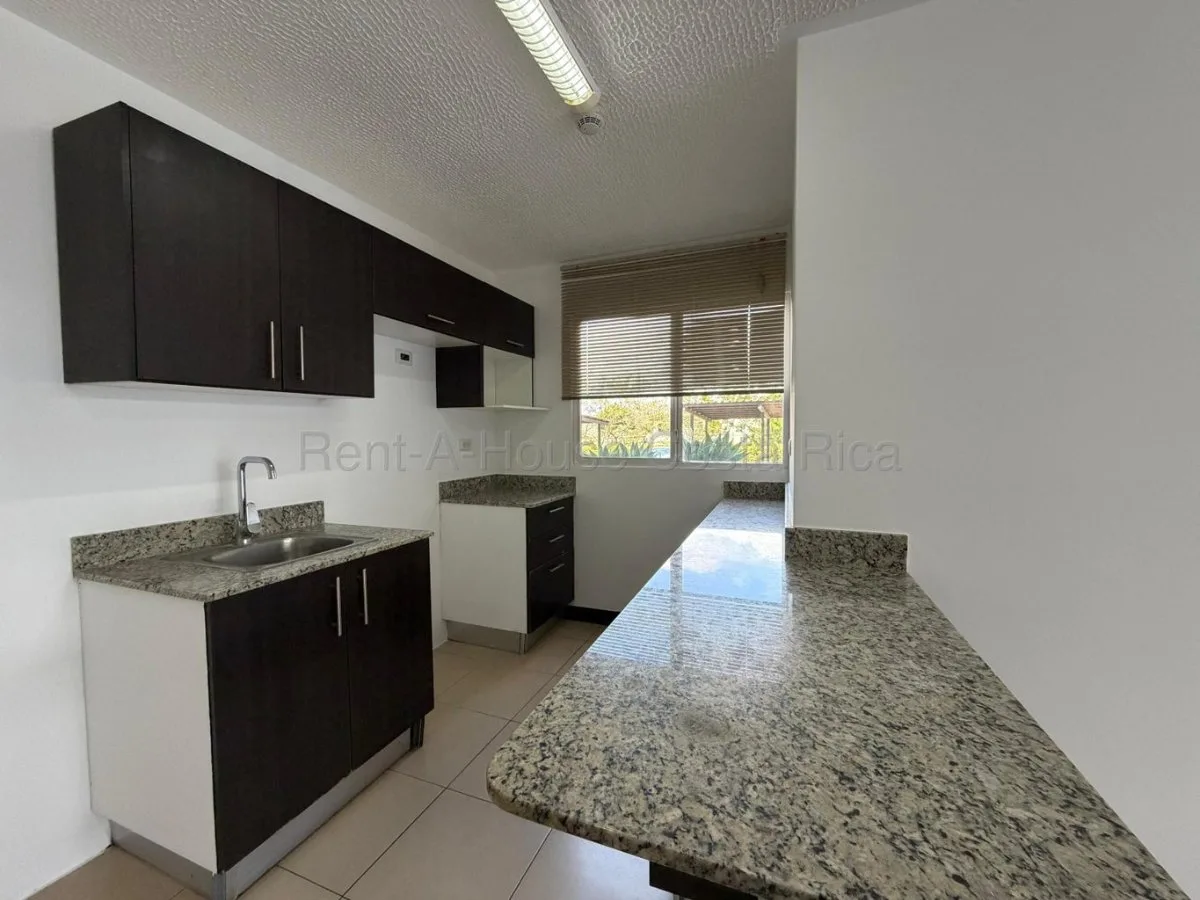 Venta apartamento planta baja con 2 parqueos ideal para comodidad y fácil acceso #26-1511 GS - Venta en Alajuela