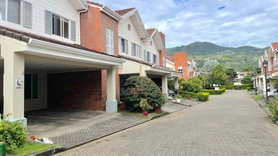Venta de Casa en Condominio con estilo y comodidad en San Antonio de Escazú  - Venta en Escazú