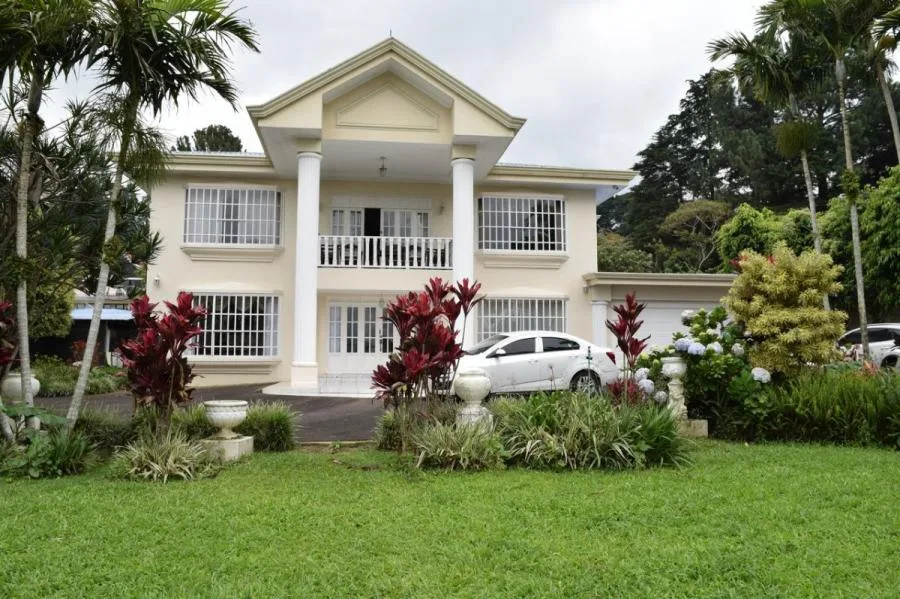 Vendo casa en Los Ángeles de San Rafael Heredia, terreno 3.700 m2  con casa principal y huespedes  - Venta en San Rafael