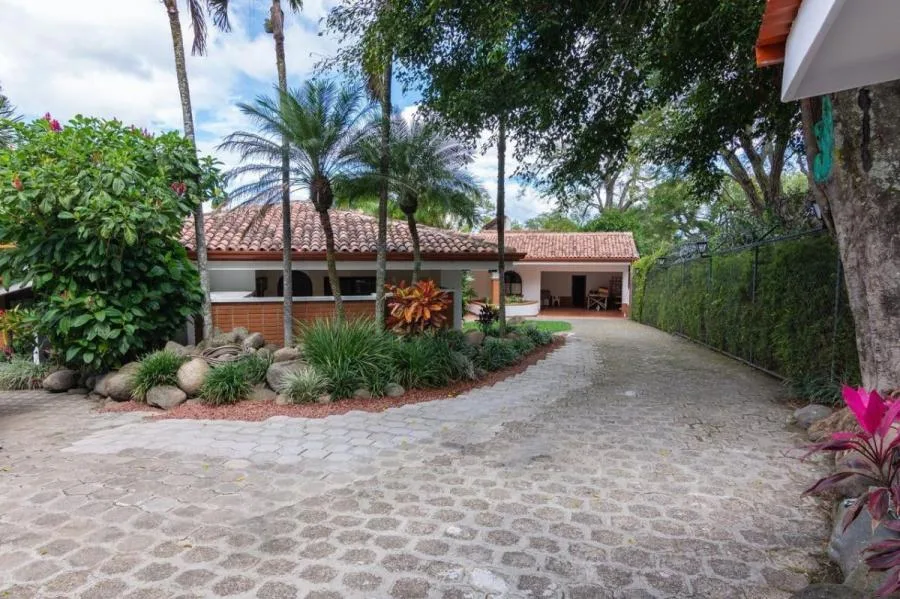 Venta de Excelente Casa en San Rafael de Escazú / OFC Mls. 25-1011 - Venta en Escazú