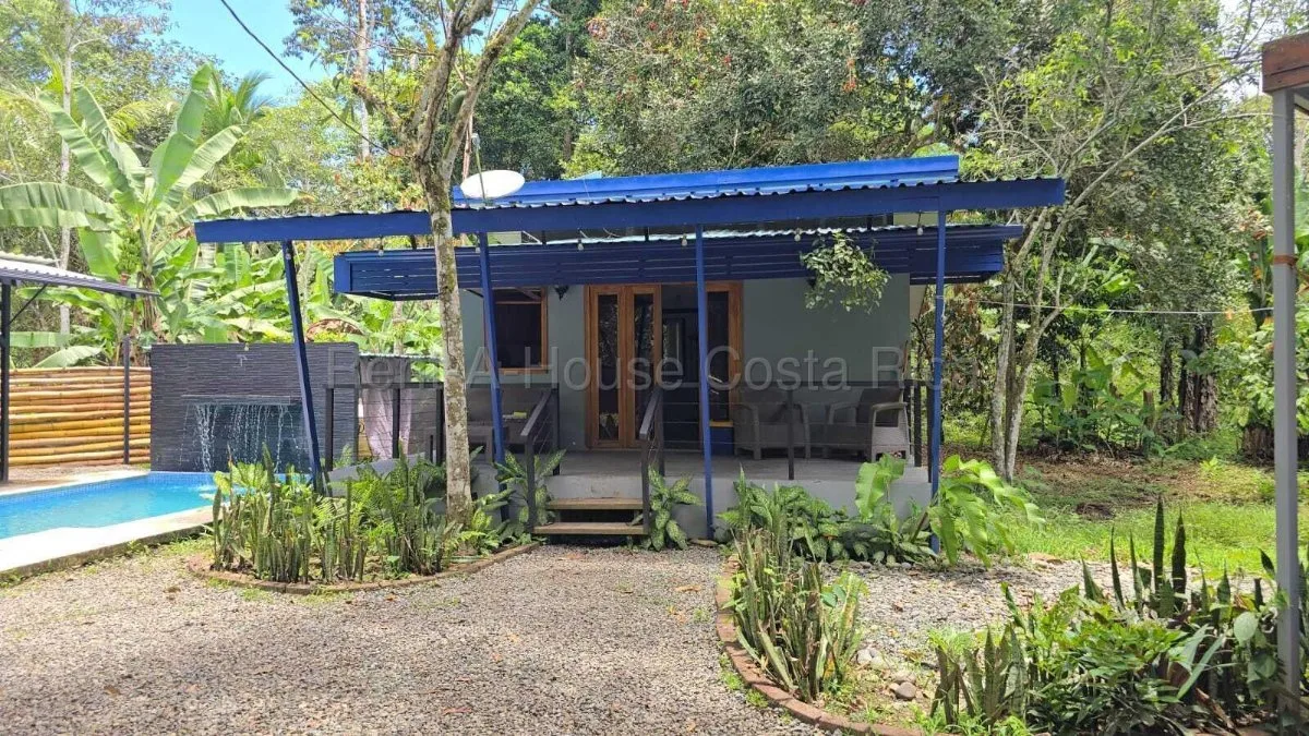 Casa en venta en Cahuita con piscina amplio terreno e ideal para Airbnb #26-1897 GS - Venta en Talamanca