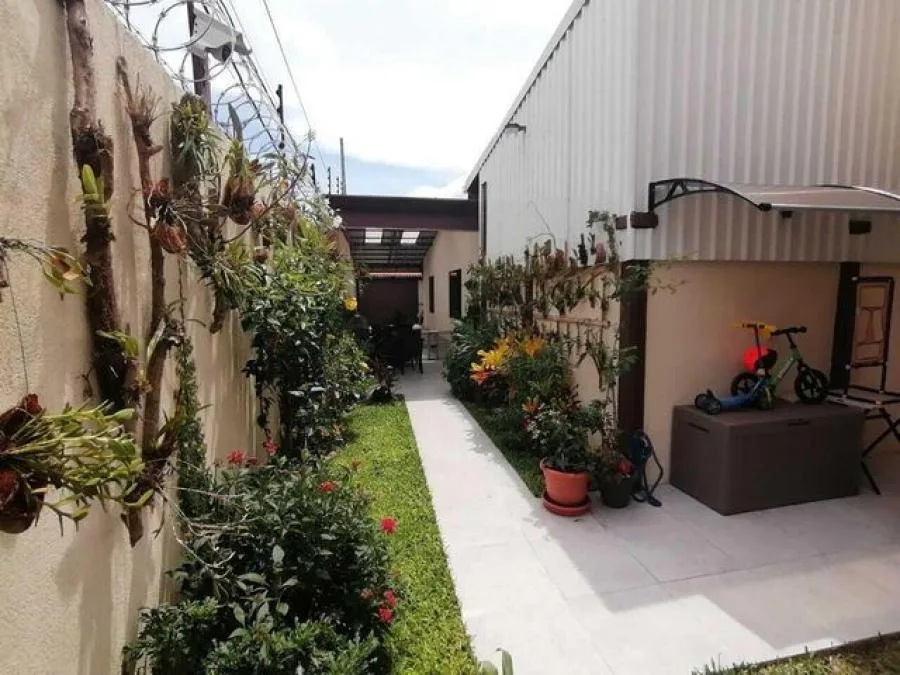 Venta de hermosa propiedad con 2 casas en La Trinidad de Moravia. #23-500   - Venta en Moravia — photo 3