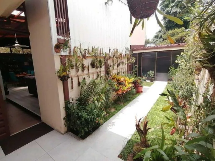 Venta de hermosa propiedad con 2 casas en La Trinidad de Moravia. #23-500   - Venta en Moravia — photo 4