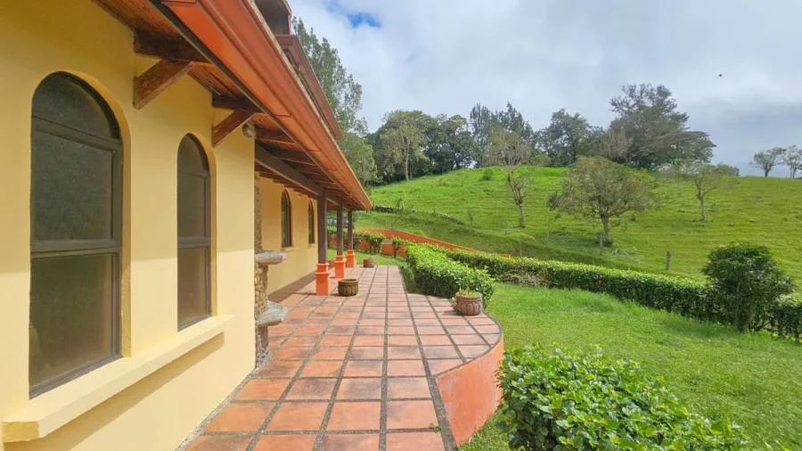 Venta de casa en lote de 4134 m2 en San Jerónimo de Moravia - Venta en Moravia