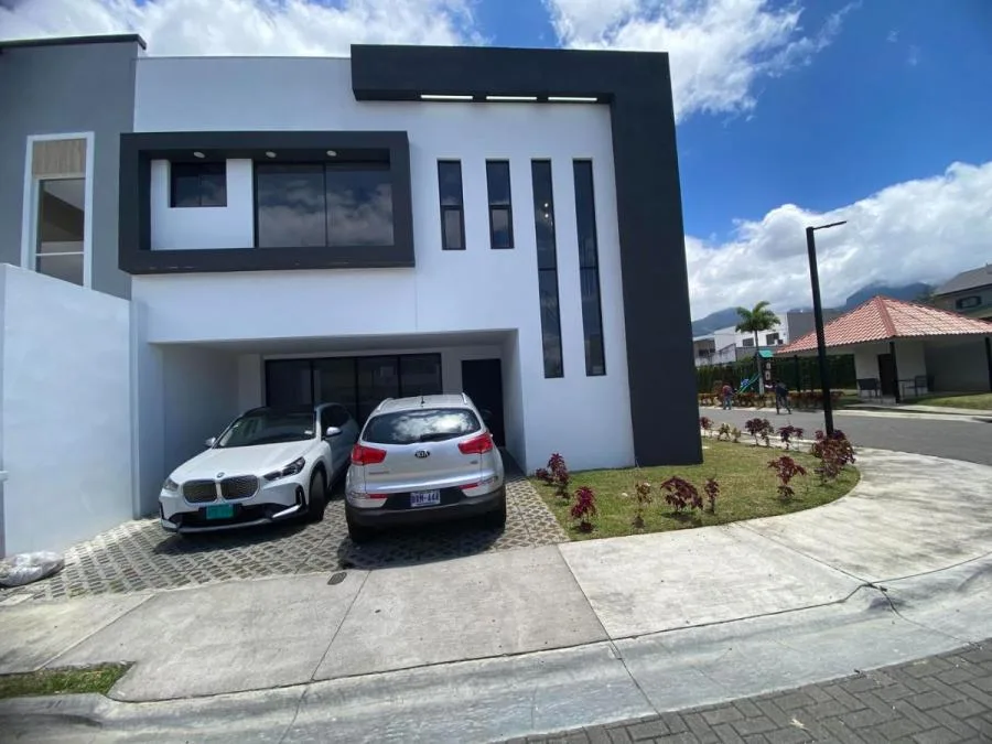 Casa moderna de lujo con jardín y parrillera en condominio #26-522 GS - Venta en Escazú