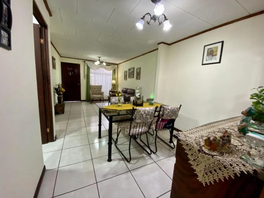 Venta de amplia casa en Nunciatura, Sabana, Amplio jardín - Venta en San José