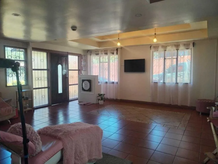 Venta de Hermosa Casa en Heredia / JB OFC Mls. 25-1417 - Venta en Heredia