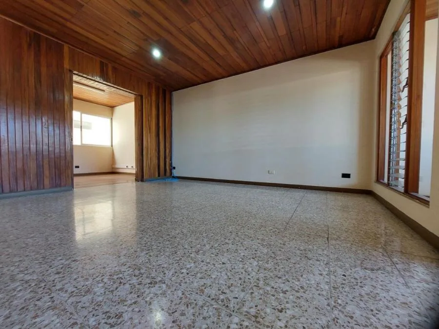 Se alquila Oficina en Rohrmoser (DJ 23-2099)  - Alquiler / Renta en San José