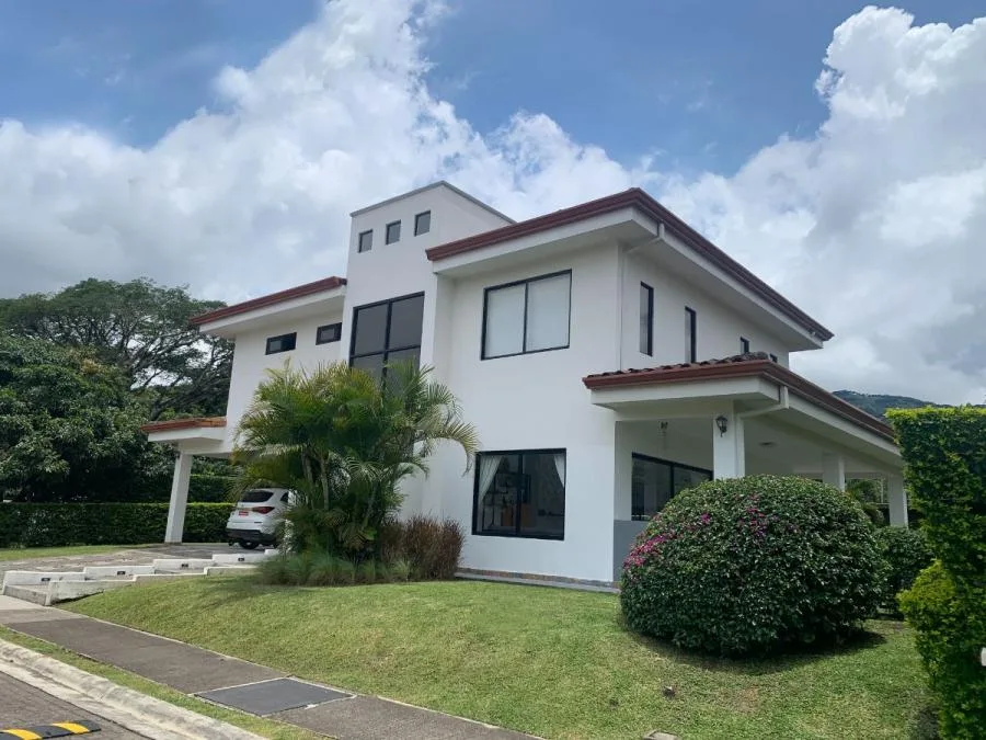 Venta de casa en condominio en Piedades de Santa Ana - Venta en Piedades
