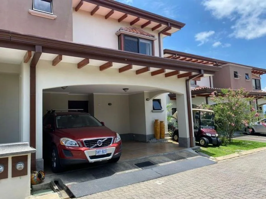 Venta de casa en Hacienda Los Reyes Guácima Alajuela - Venta en Guácima