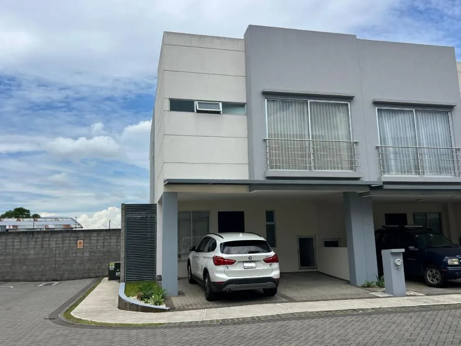 Casa contemporánea en condominio con amenidades y seguridad 24/7 #26-1655 GS - Venta en San Pablo