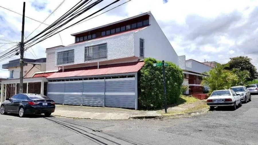 Casa esquinera con excelente ubicación en Los Yoses Sur RAH 232387 - Venta en San José