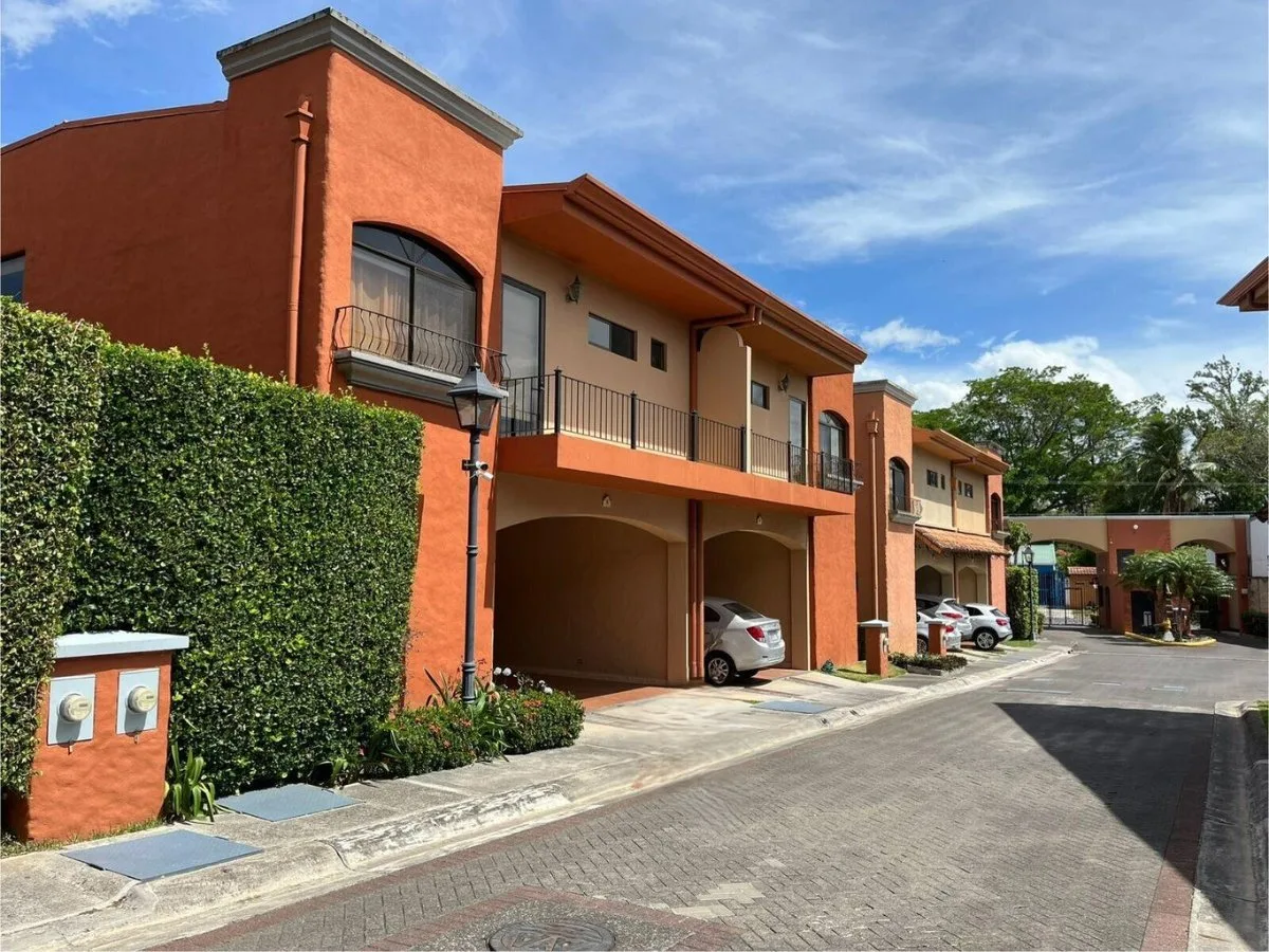 Casa en venta en condominio con seguridad y excelente ubicación en Brasil de Mora #26-1021 GS - Venta en Mora
