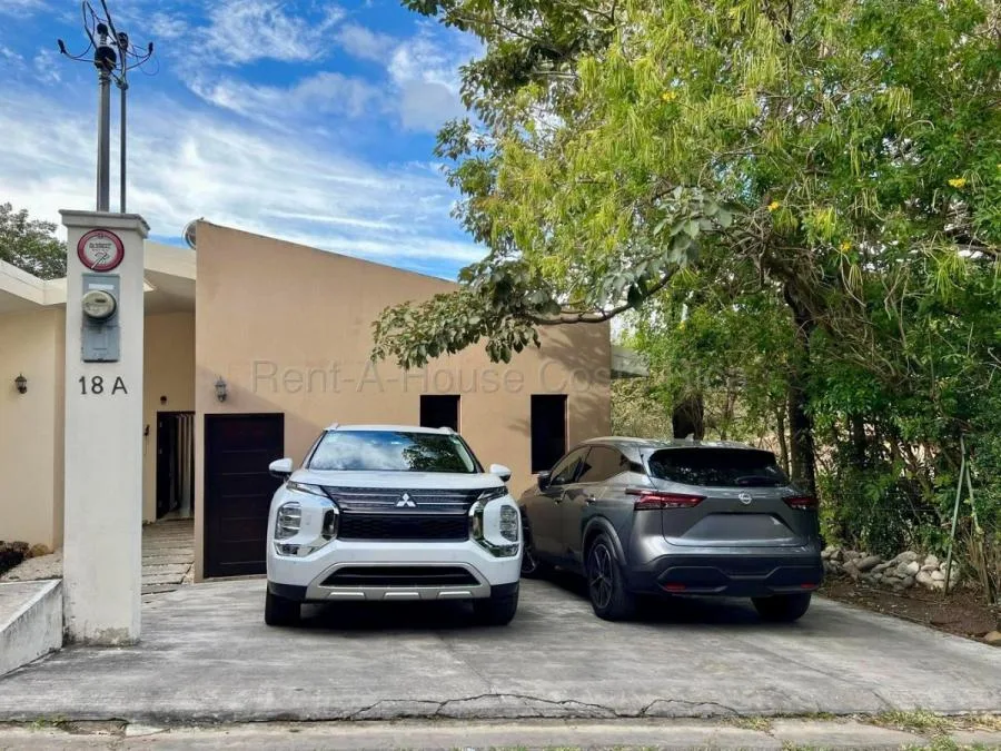 Casa contemporánea de una planta en venta en Santa Ana, Piedades con diseño moderno y amplios jardin - Venta en Santa Ana
