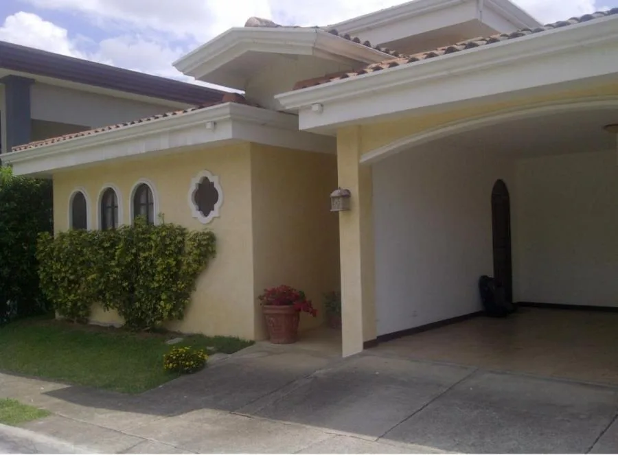 Venta de casa en condominio Terranostra, Santo Tomás de Santo Domingo $295,000 # MA001 - Venta en Santo Domingo