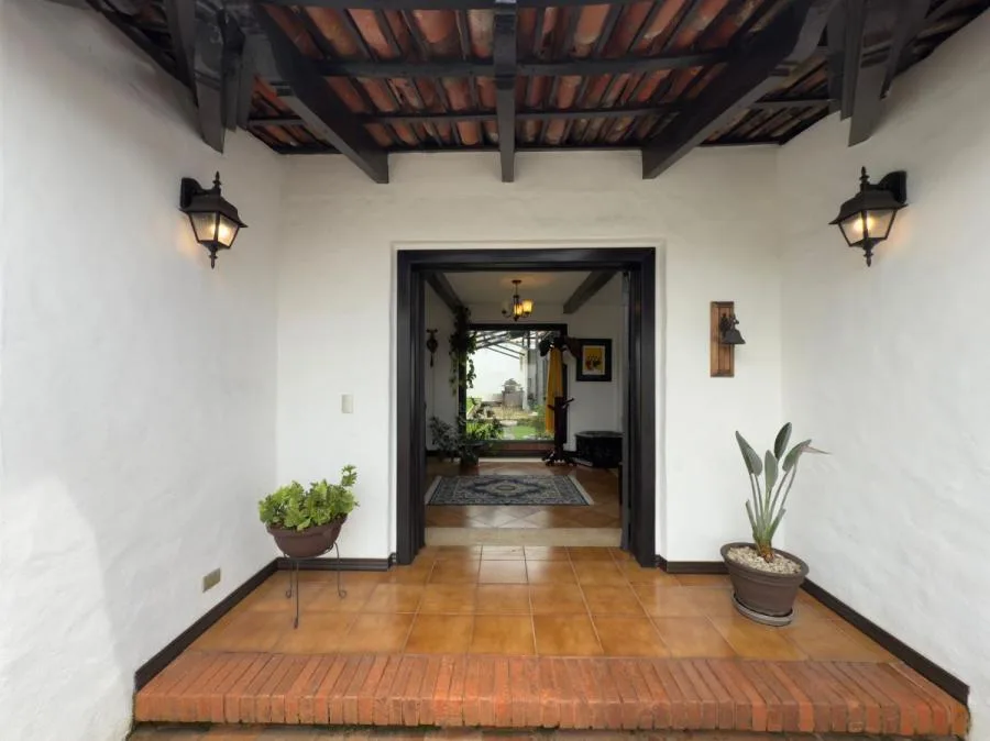 Venta de estilo colonial con amplio lote en Santo Domingo de Heredia $650.000 #DE008 - Venta en Santo Domingo — photo 2