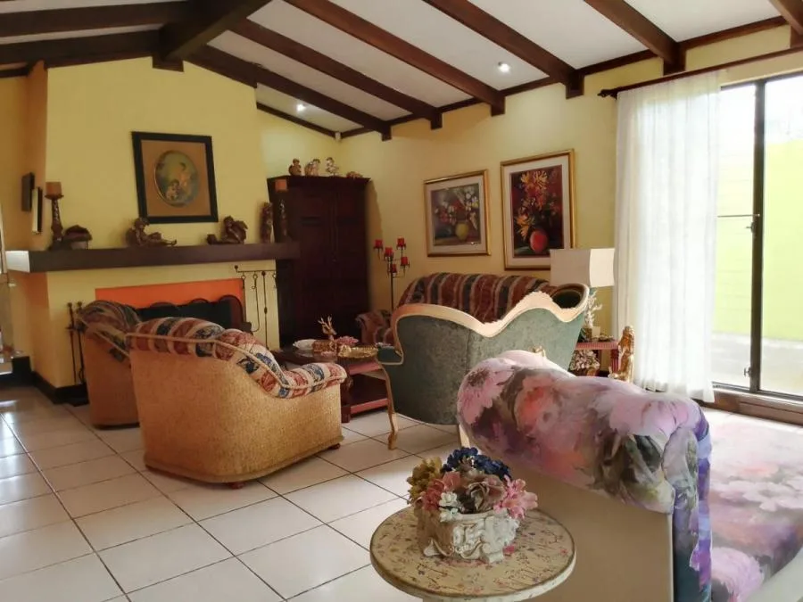 Venta de Amplia y Hermosa Casa en San Rafael de Escazú / Mls. 25-327 OFC JB - Venta en Escazú