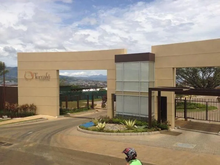 Disfrute vivir en condominio Terrafe en amplia casa RAH 231907 - Alquiler / Renta en Heredia