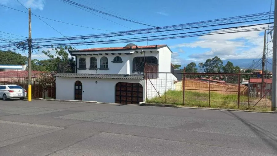 Venta de Casa con uso de suelo mixto en sabanilla Montes de Oca (MGA) - Venta en Montes de Oca