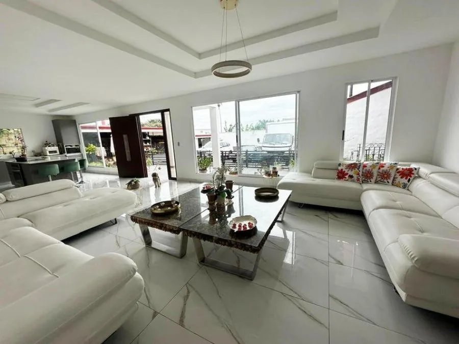 SE VENDE CASA EN SAN ANTONIO DE ESCAZU      PBR - Venta en Escazú