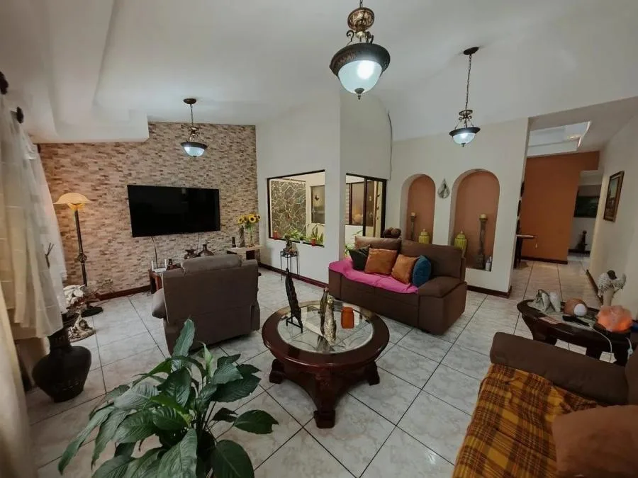 Casa en venta de una planta en Los Colegios Norte, Moravia, amplias áreas verdes - Venta en Moravia — photo 3