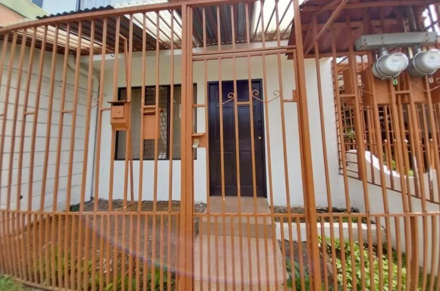 Venta de Propiedad con 2 Apartamentos - Venta en La Aurora